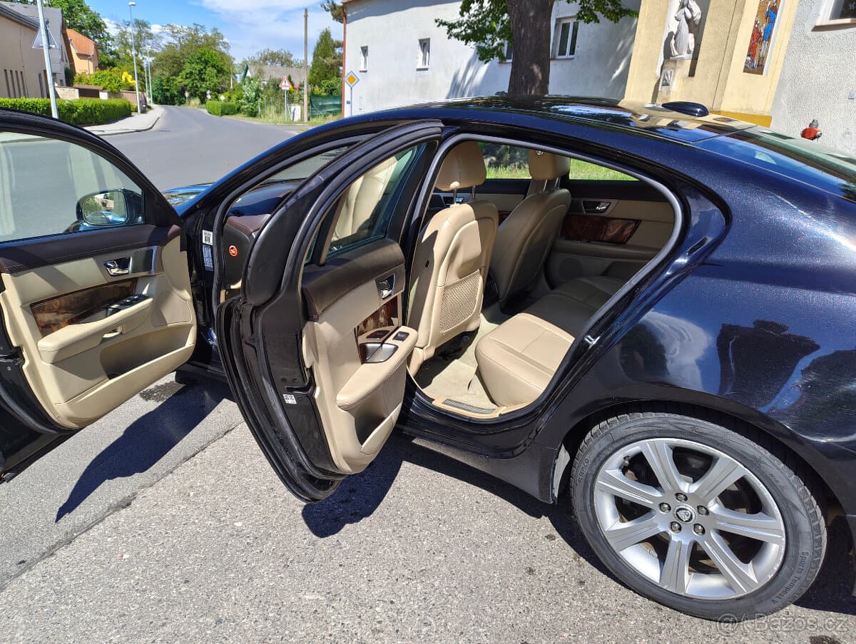 2009 Jaguar XF - 10