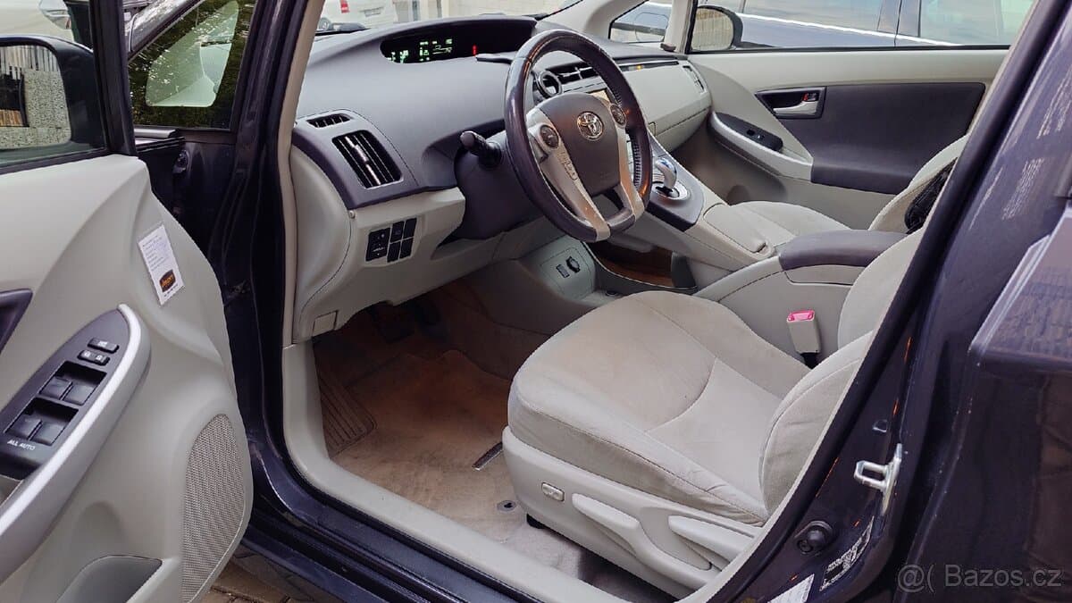 2011 Toyota PRIUS - 10