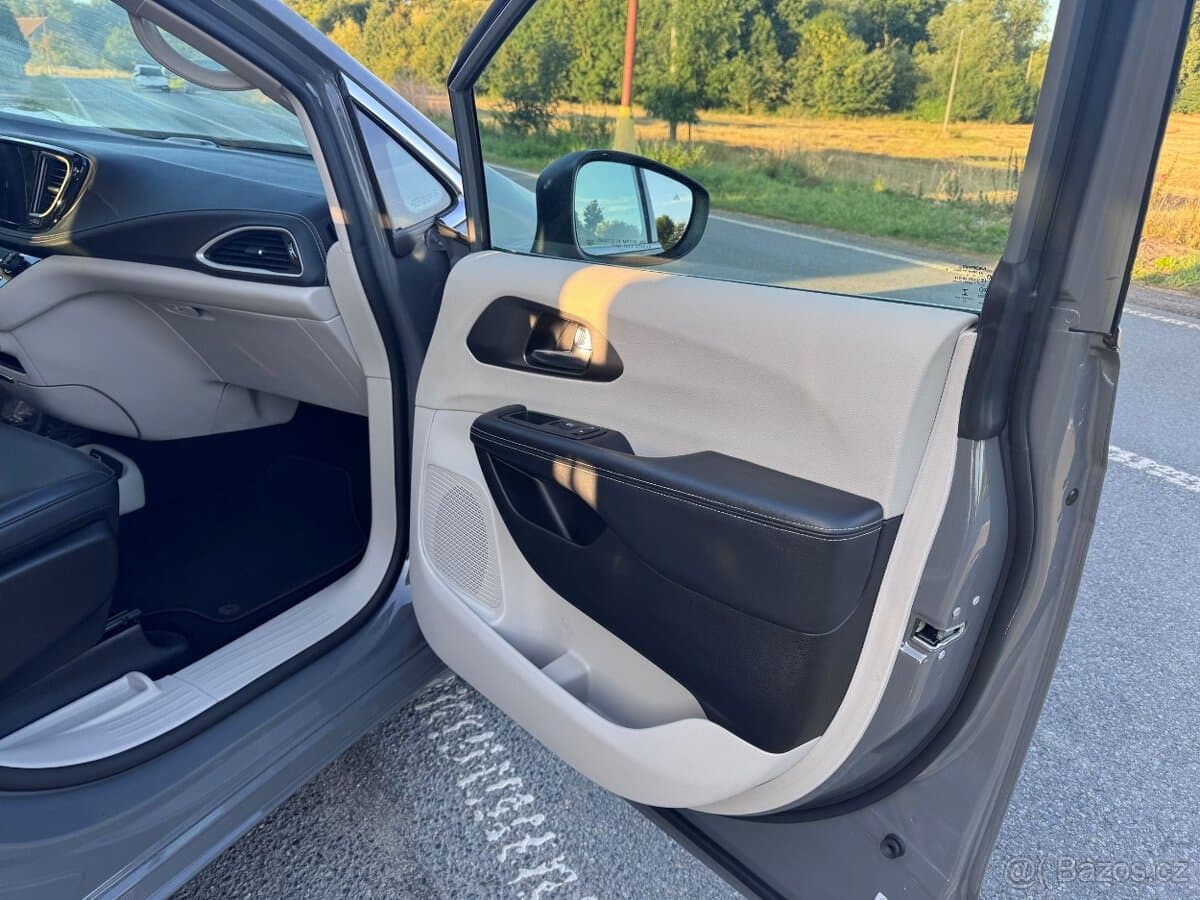 2023 Chrysler PACIFICA - 10