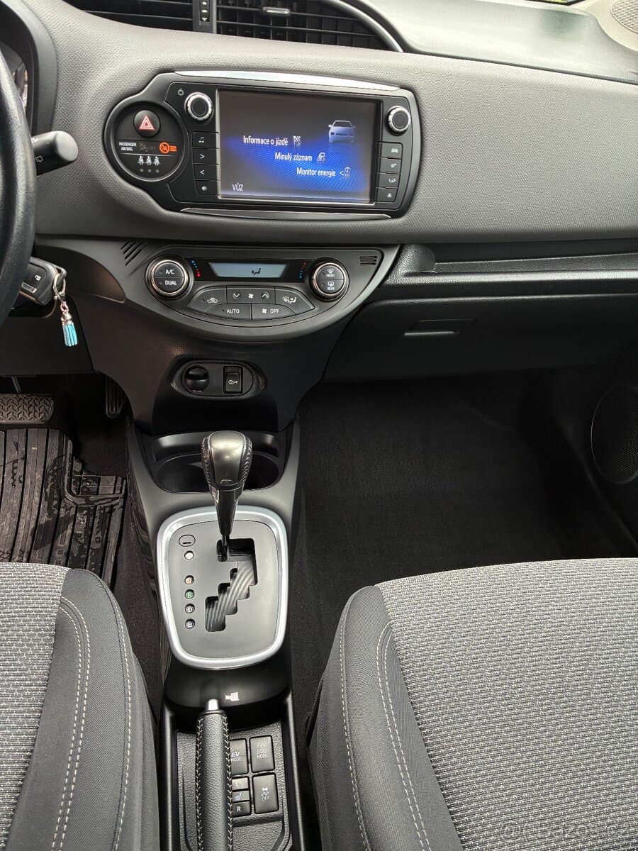 2016 Toyota YARIS - 11