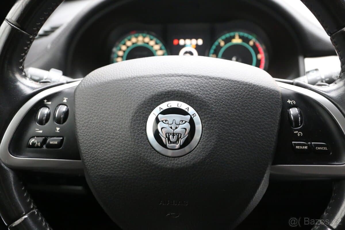 2012 Jaguar XF - 11