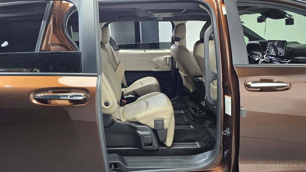 2023 Toyota SIENNA - 11