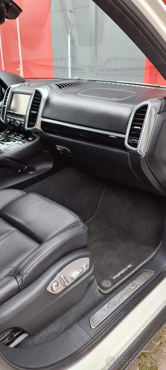 2011 Porsche CAYENNE - 11