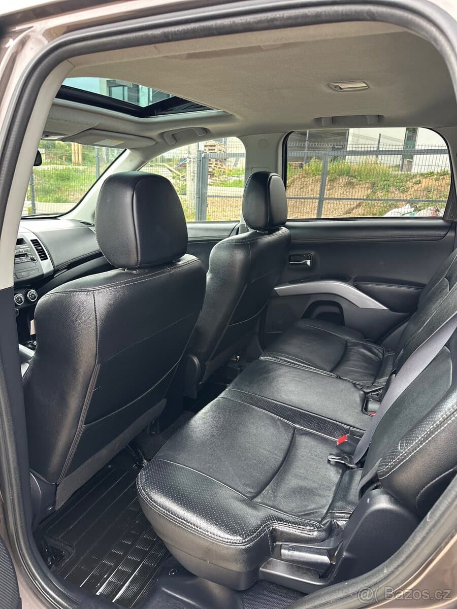 2012 Mitsubishi OUTLANDER - 11