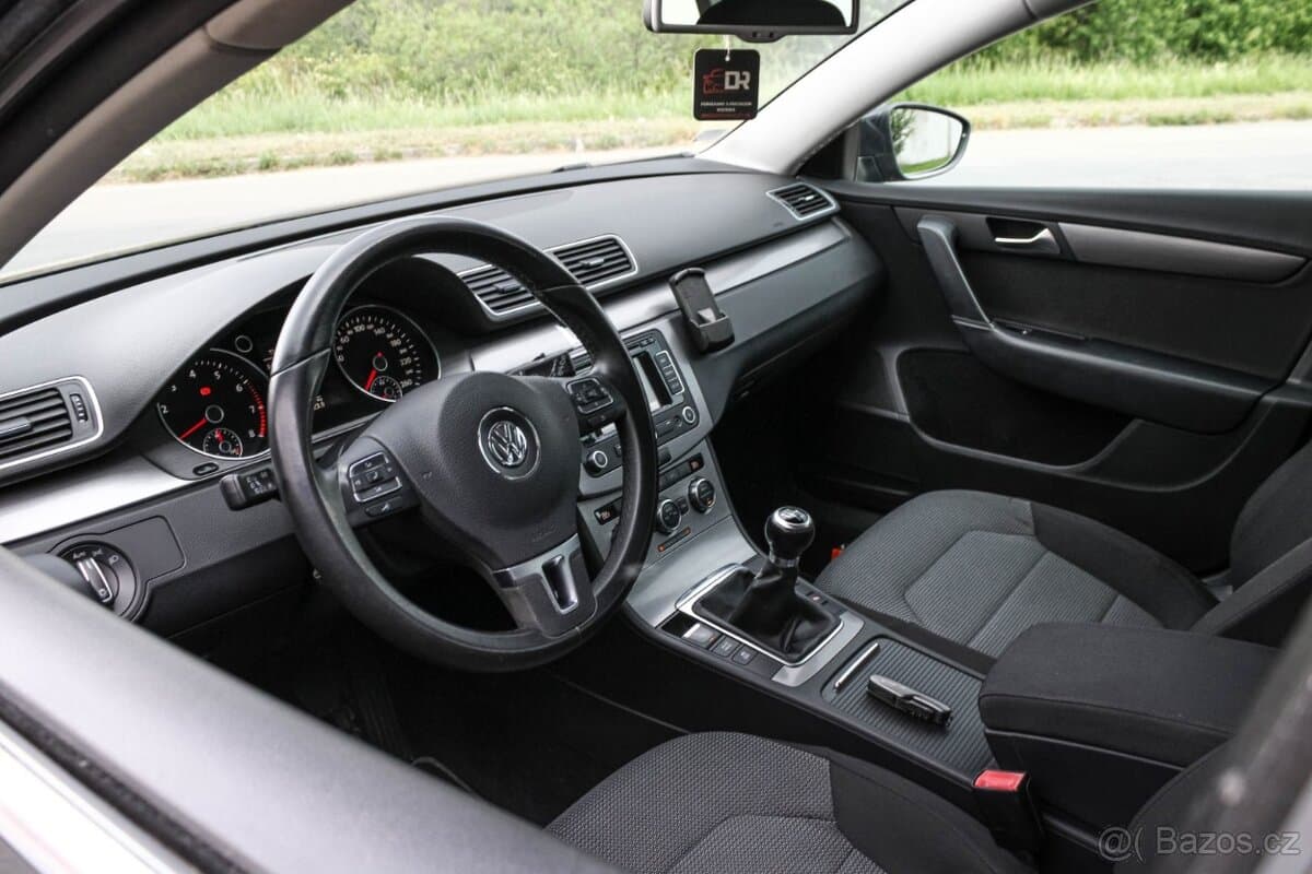 2012 Volkswagen PASSAT - 11