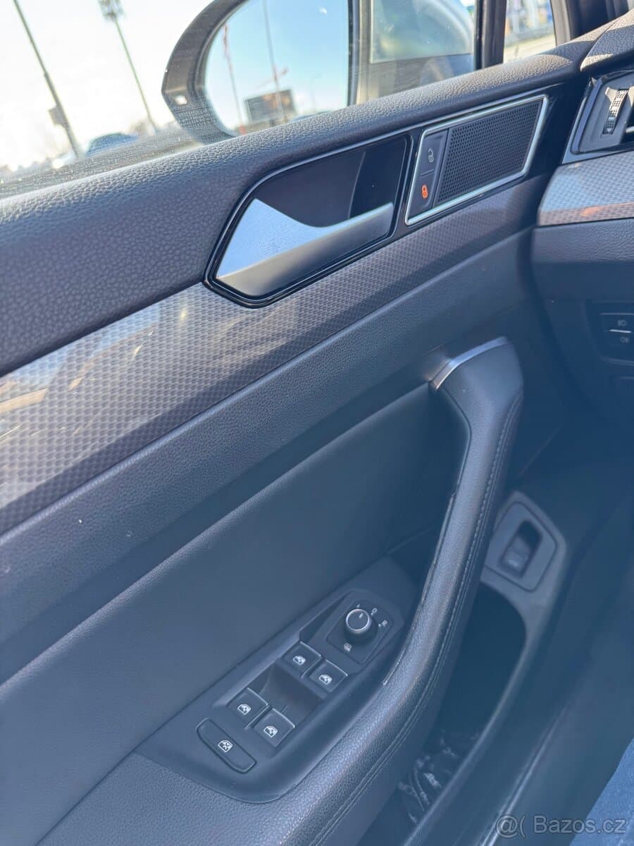2017 Volkswagen PASSAT - 11