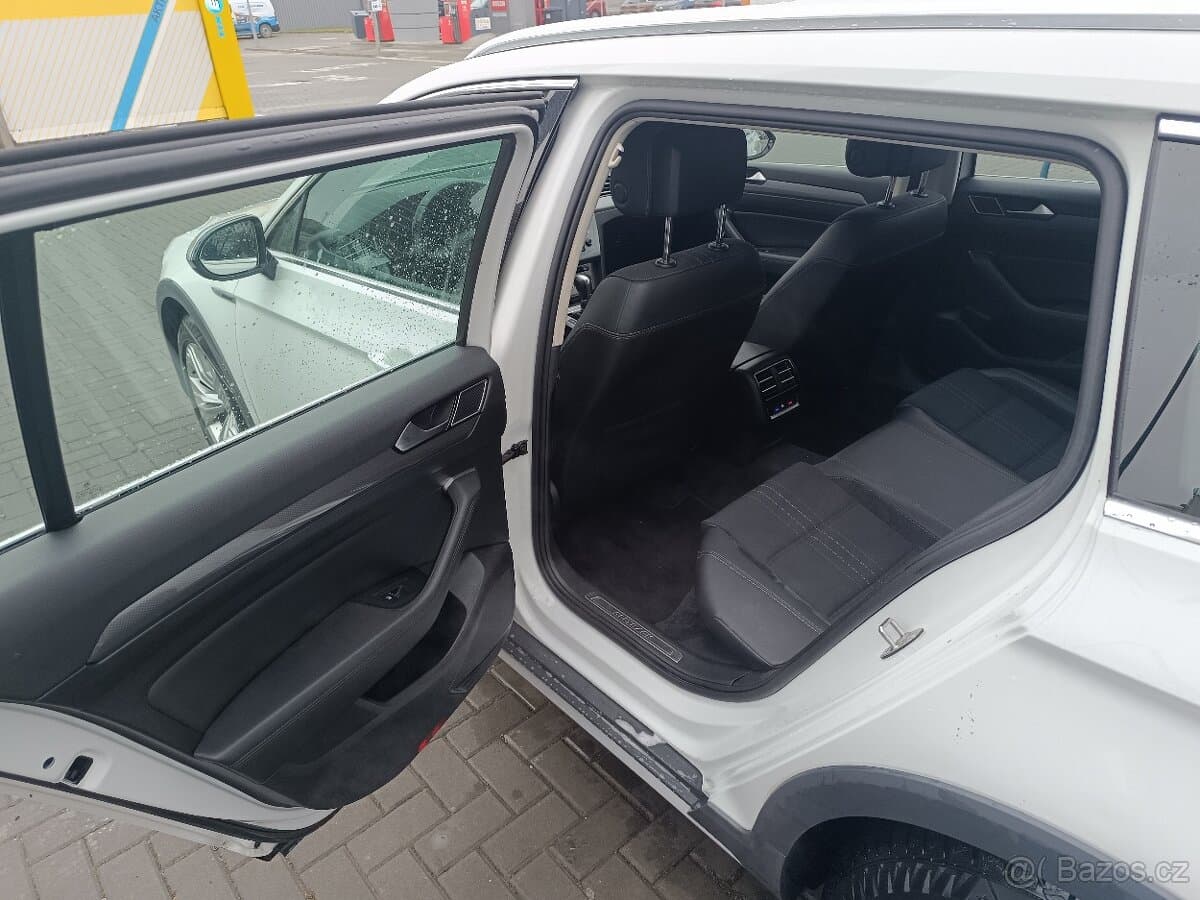 2017 Volkswagen PASSAT - 11