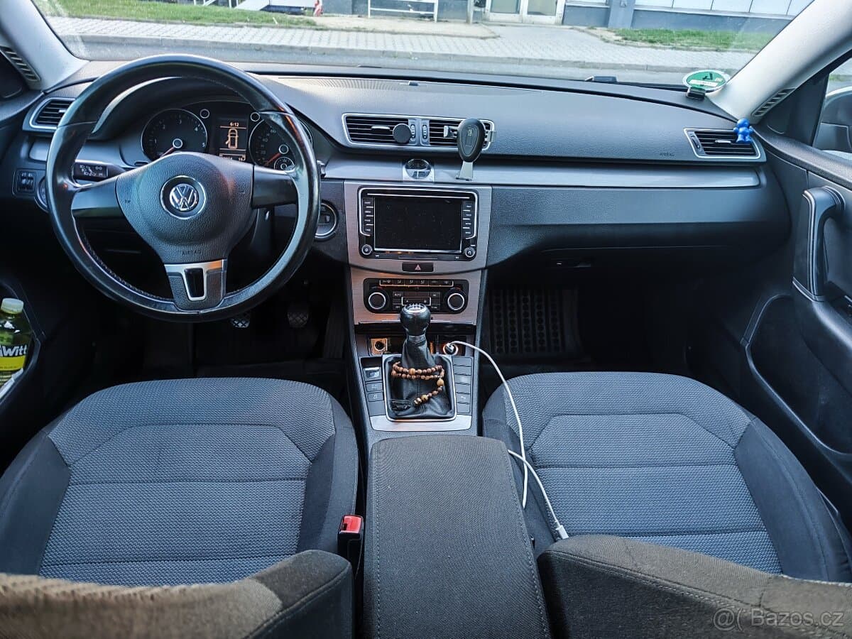 2011 Volkswagen PASSAT - 11