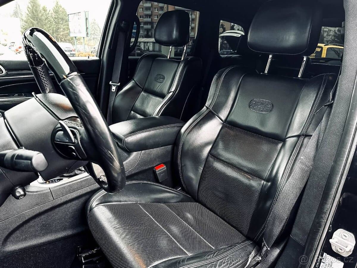 2020 Jeep CHEROKEE - 11