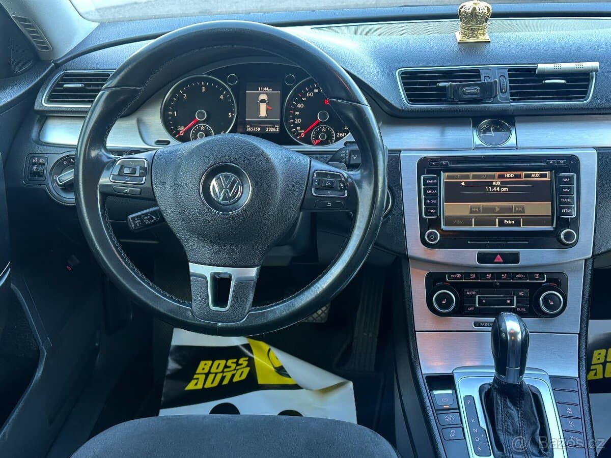 2011 Volkswagen PASSAT - 11