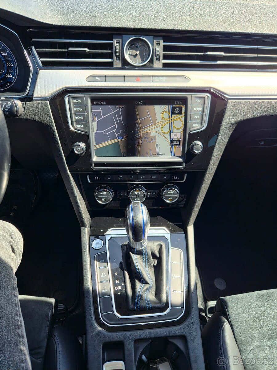 2015 Volkswagen PASSAT - 11