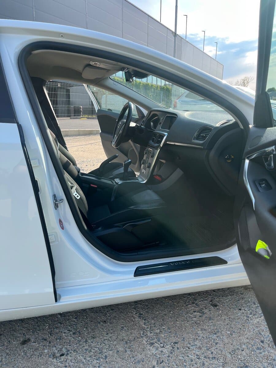 2017 Volvo V40 - 11
