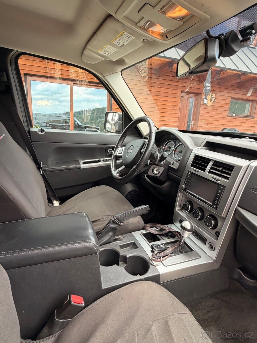2010 Jeep CHEROKEE - 11