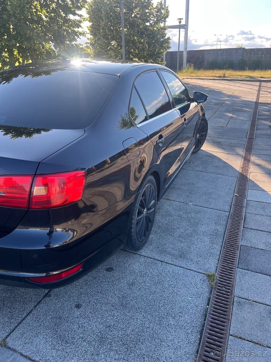 2011 Volkswagen JETTA - 11