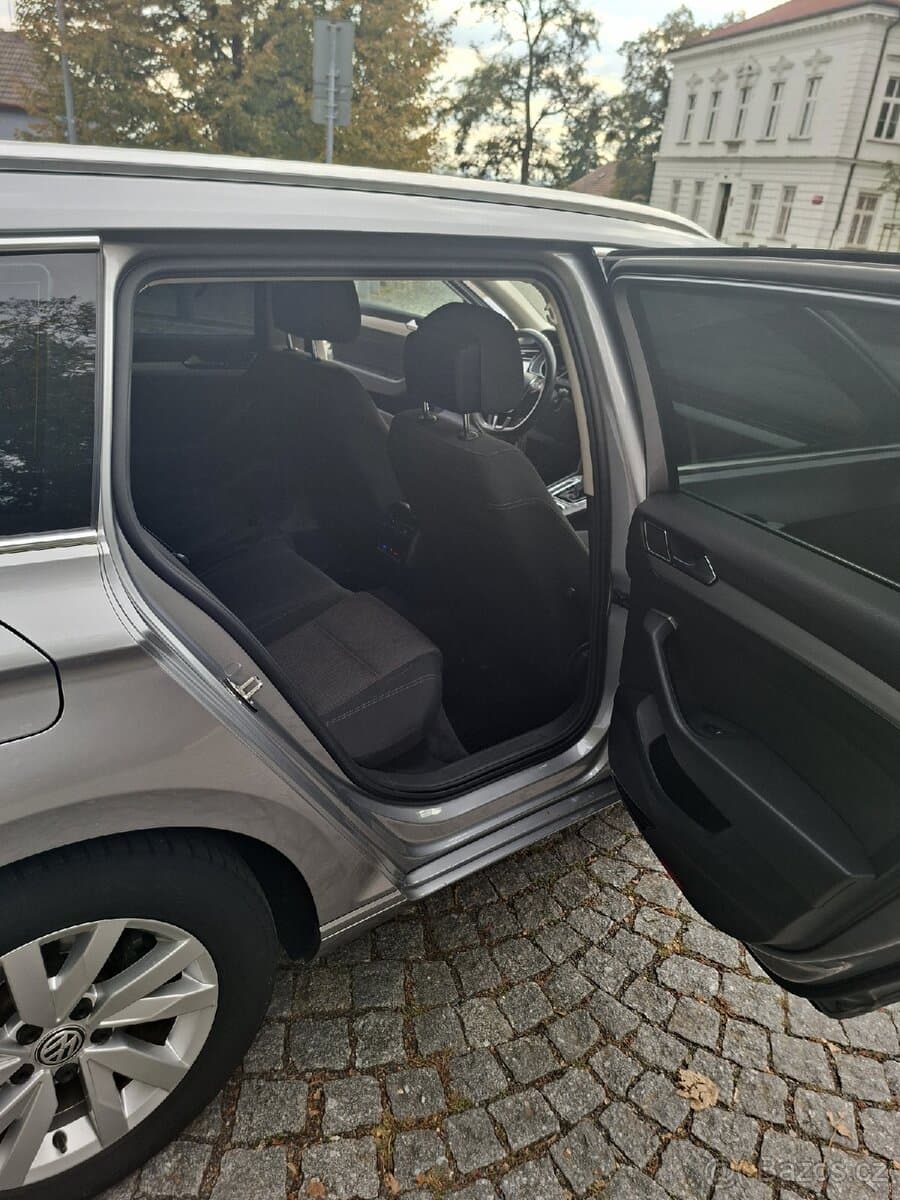 2018 Volkswagen PASSAT - 11