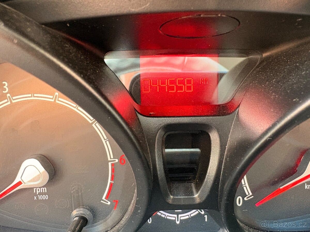 2011 Ford FIESTA - 11