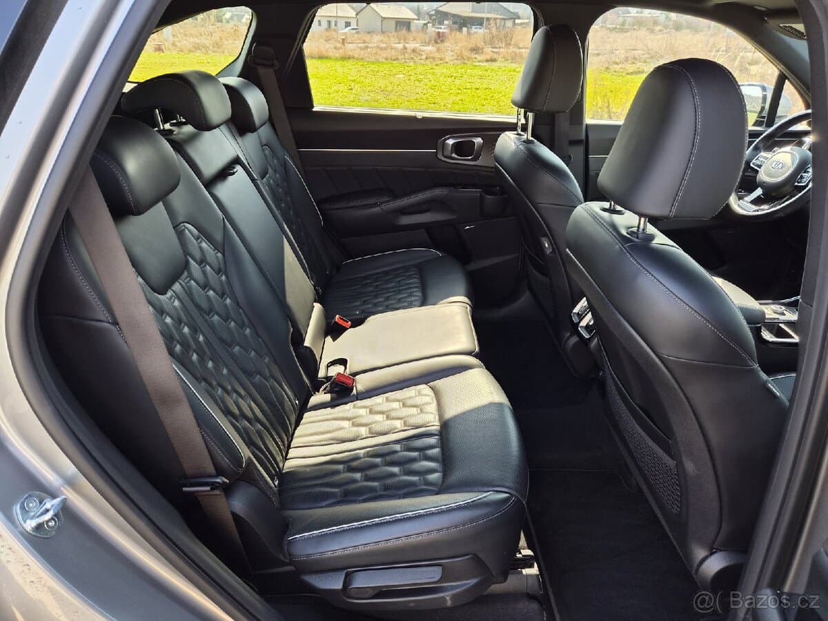 2021 Kia SORENTO - 11