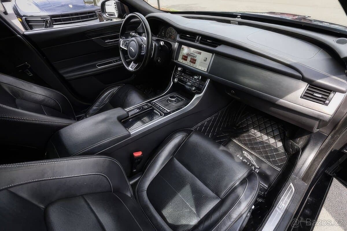 2018 Jaguar XF - 11