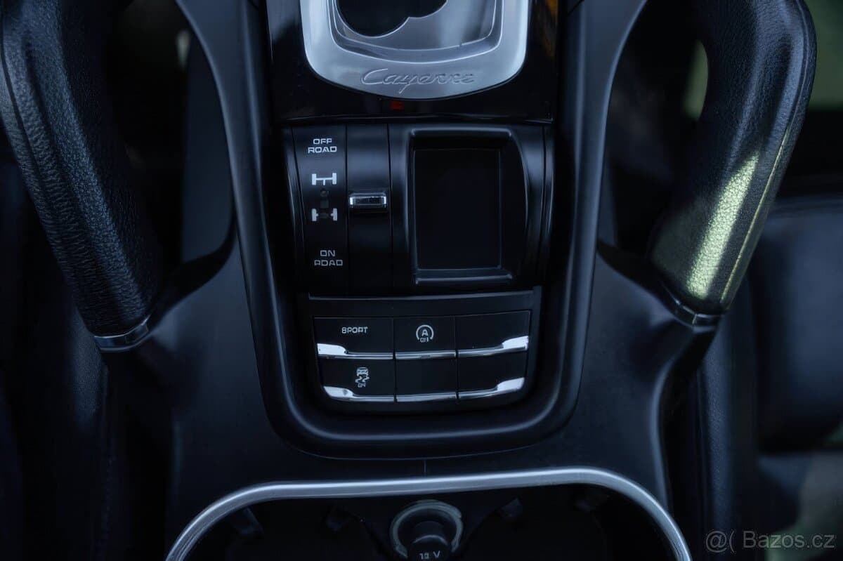 2017 Porsche CAYENNE - 11