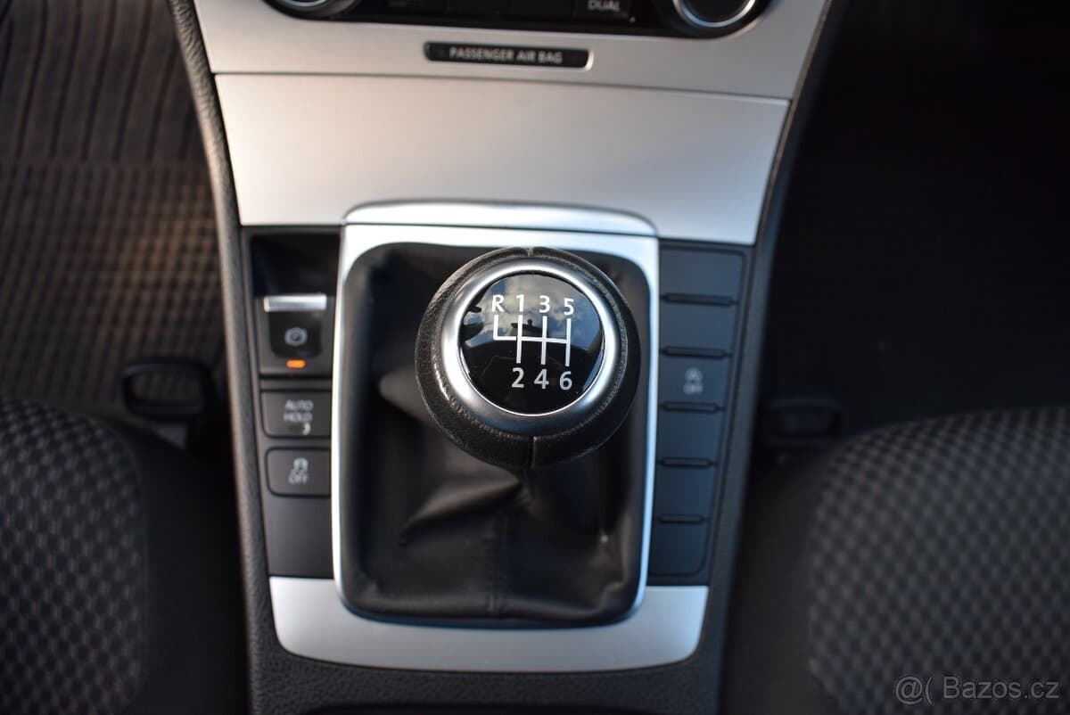 2011 Volkswagen PASSAT - 11
