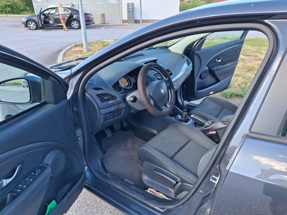 2011 Renault MEGANE - 11