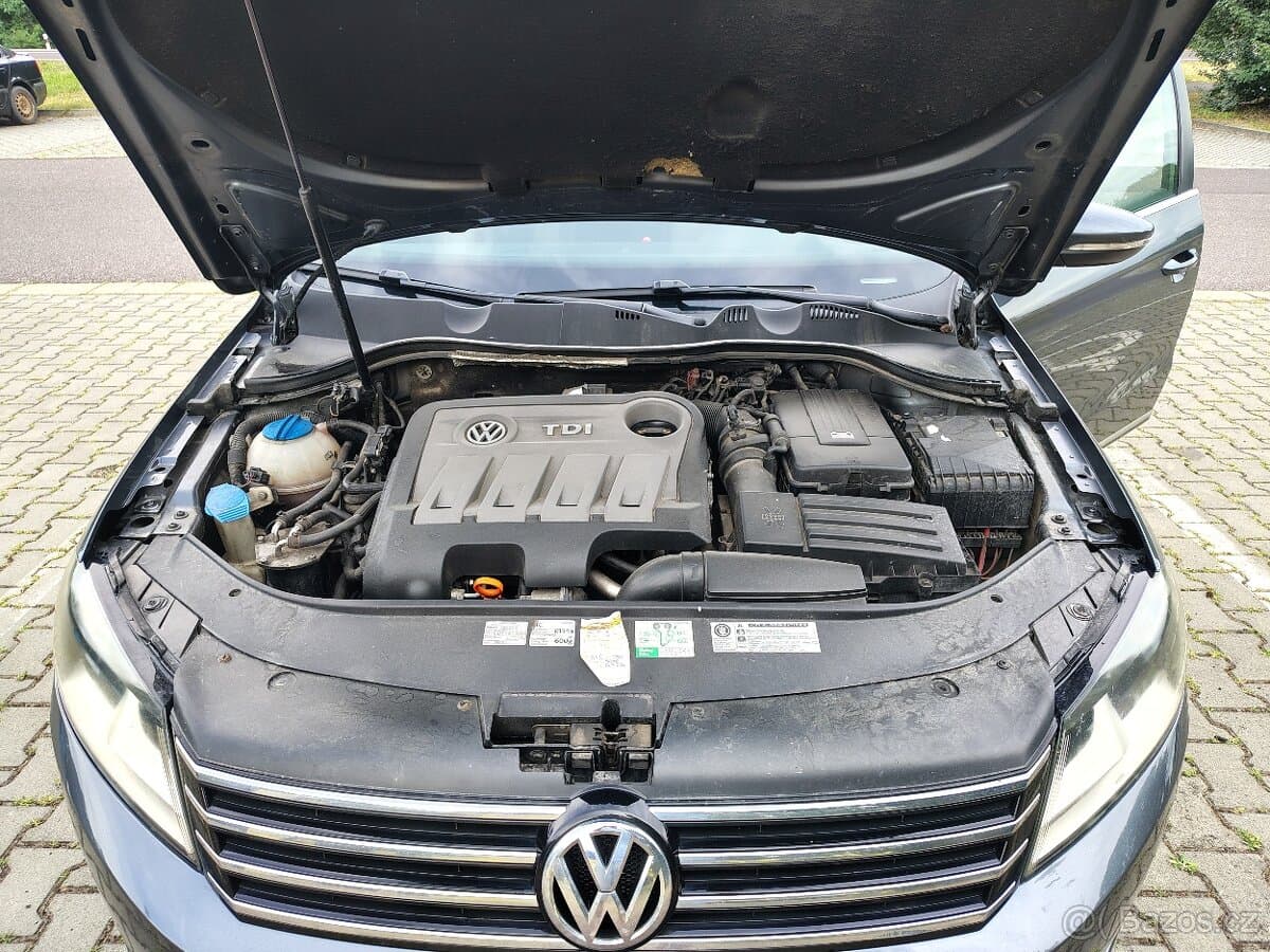2011 Volkswagen PASSAT - 11