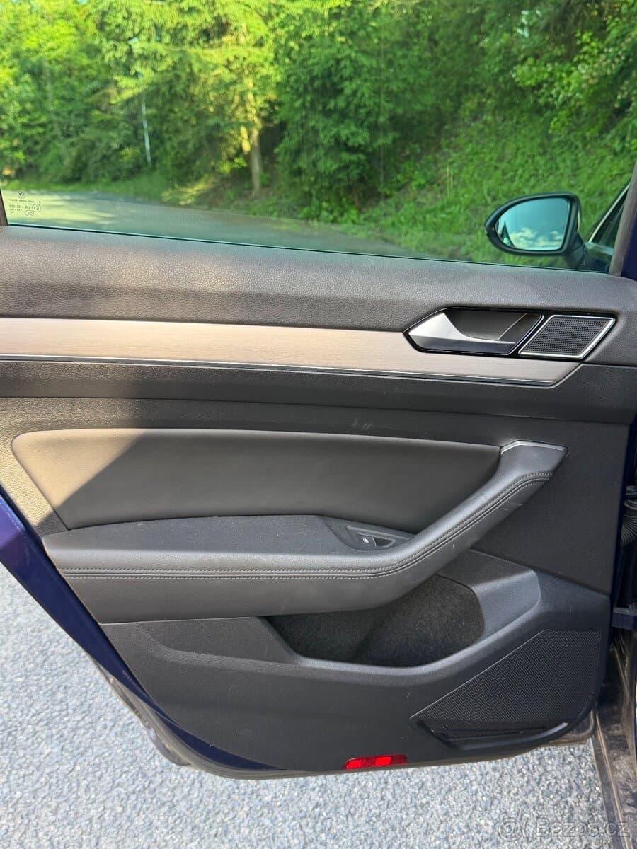 2019 Volkswagen PASSAT - 11