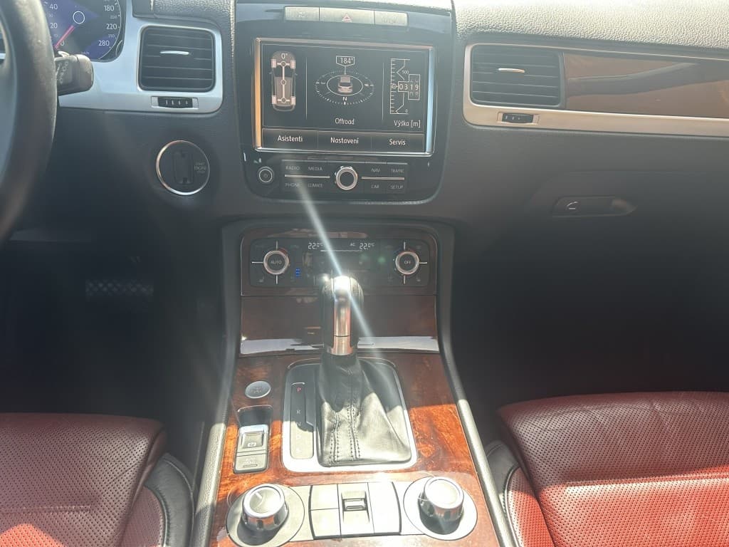 2012 Volkswagen TOUAREG - 11
