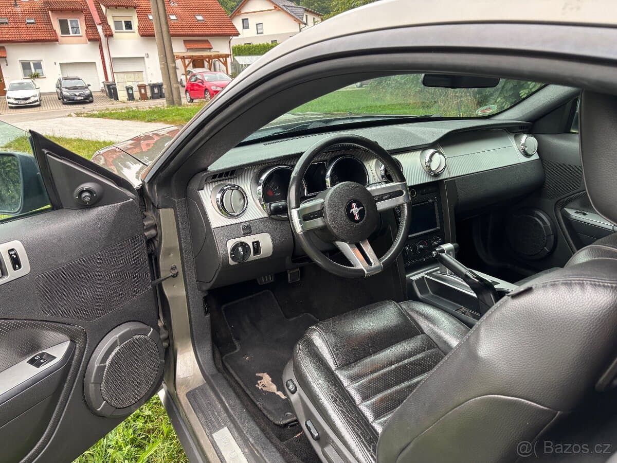 2005 Ford MUSTANG - 11