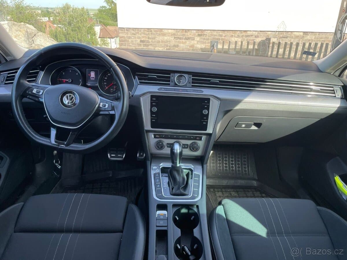 2017 Volkswagen PASSAT - 11