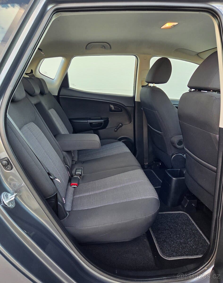 2010 Kia VENGA - 11