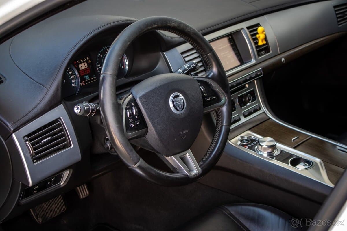 2011 Jaguar XF - 11