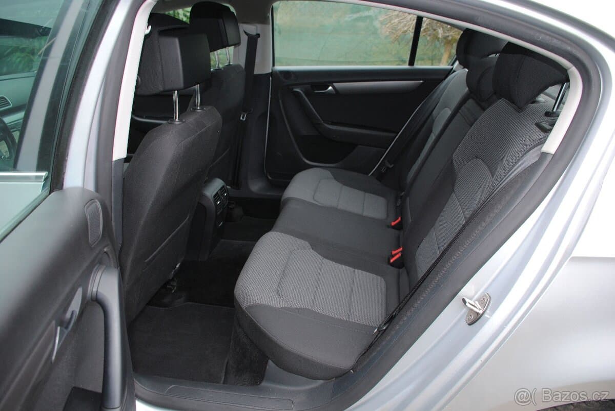 2011 Volkswagen PASSAT - 11