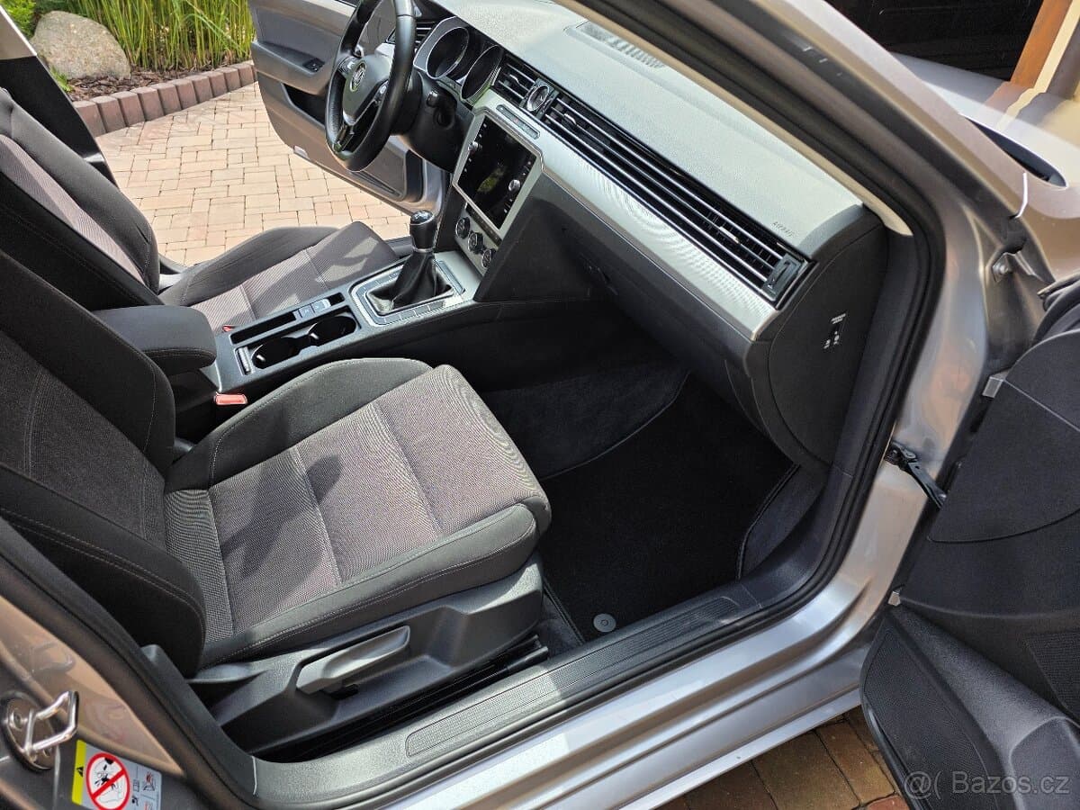 2017 Volkswagen PASSAT - 11