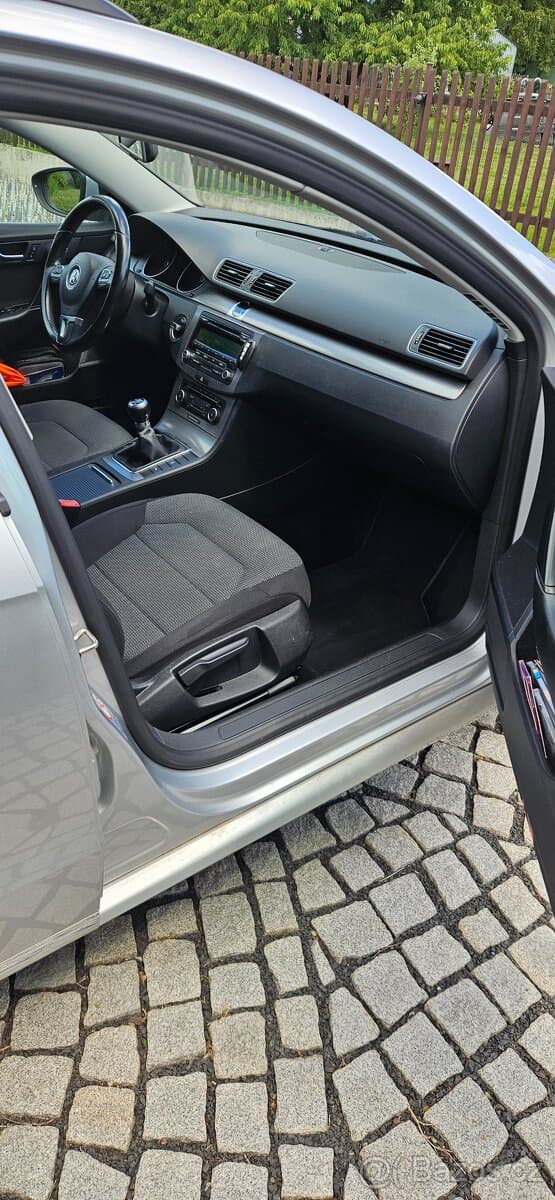 2011 Volkswagen PASSAT - 11