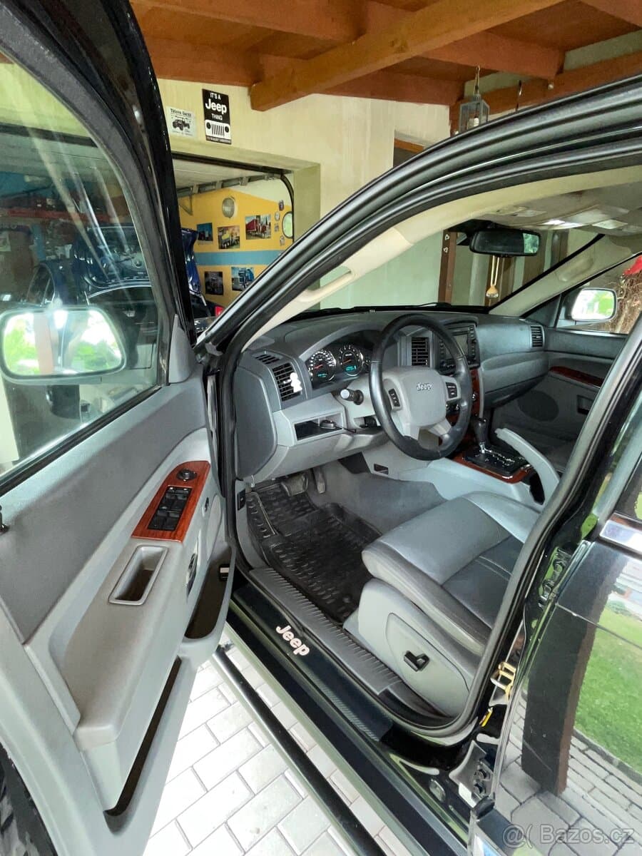 2005 Jeep CHEROKEE - 11