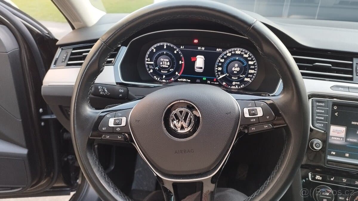 2017 Volkswagen PASSAT - 11