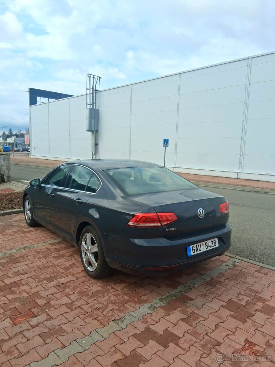 2018 Volkswagen PASSAT - 11