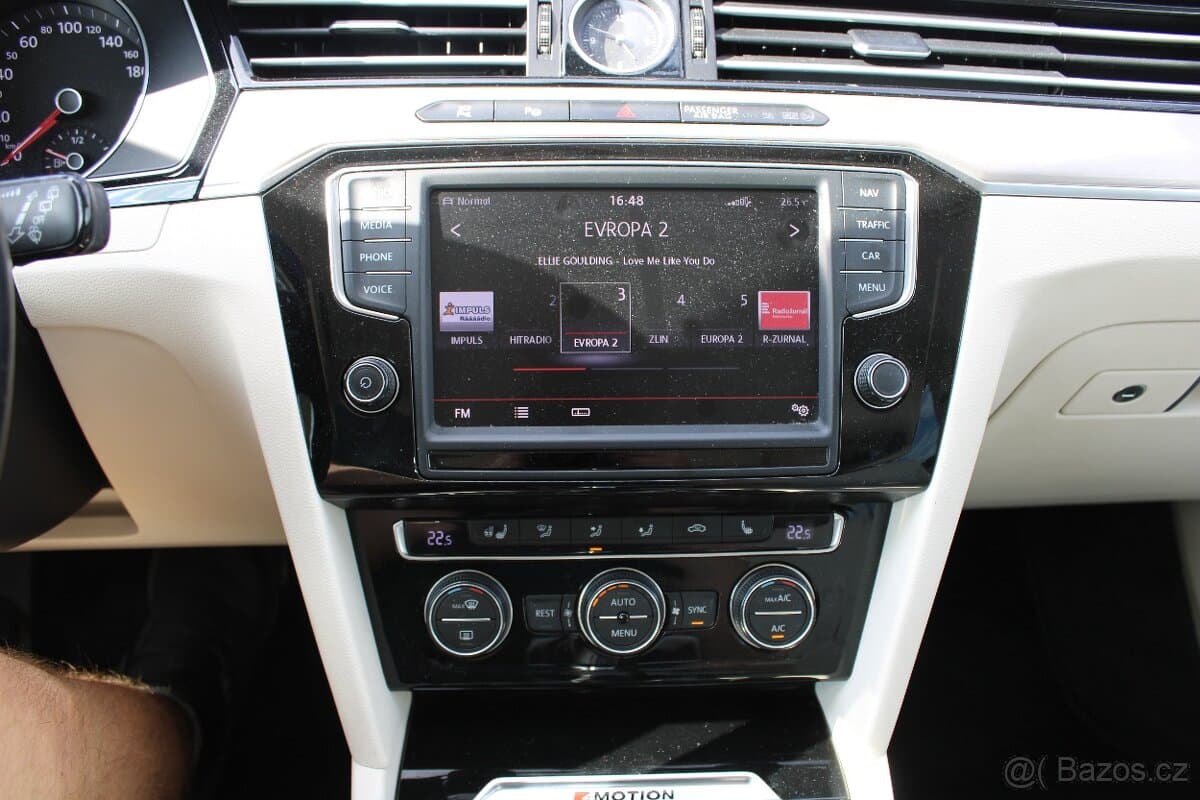 2015 Volkswagen PASSAT - 11