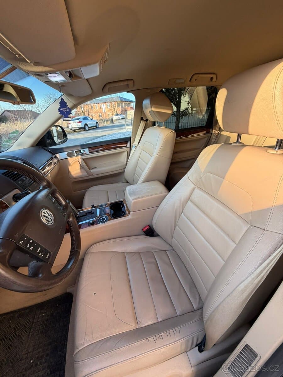 2010 Volkswagen TOUAREG - 11