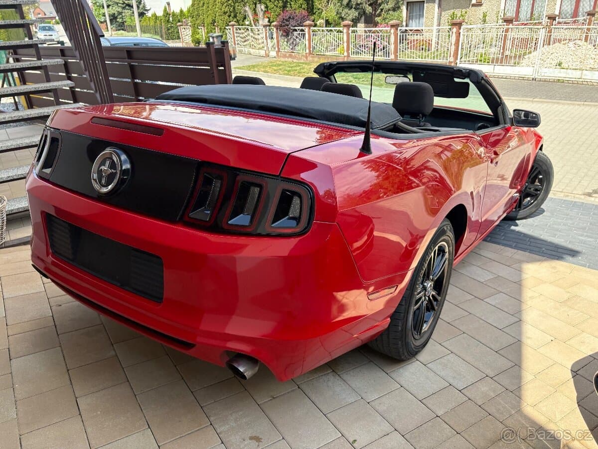 2013 Ford MUSTANG - 11