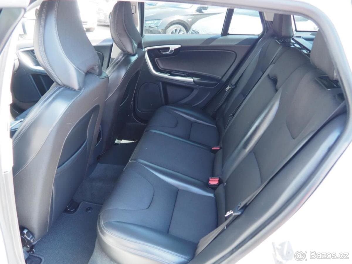 2017 Volvo V60 - 11