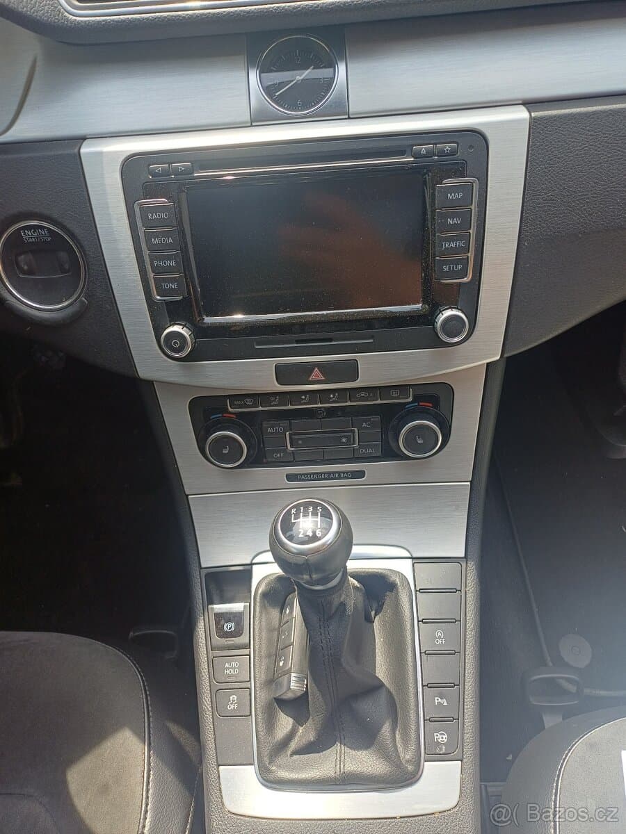 2011 Volkswagen PASSAT - 11