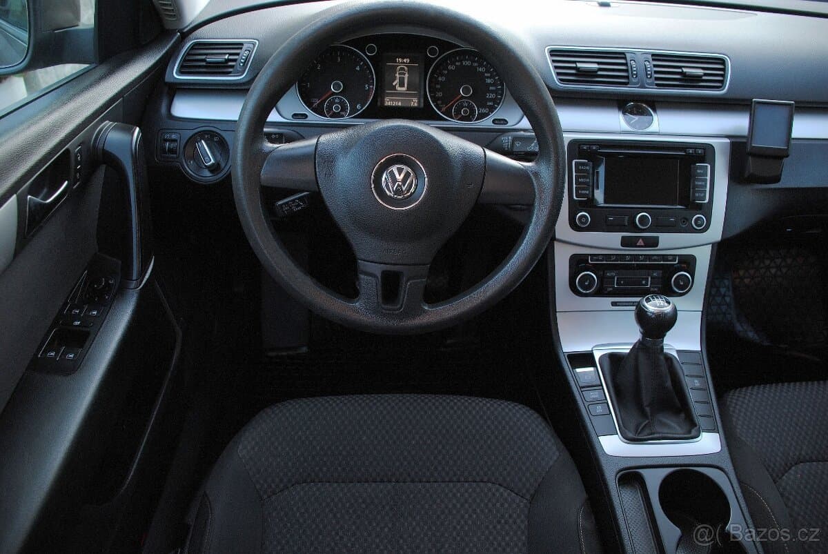 2011 Volkswagen PASSAT - 11