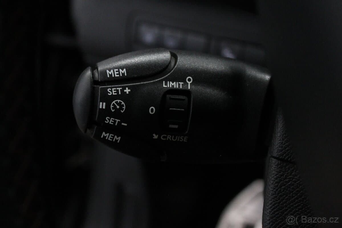 2016 Peugeot 308 - 11