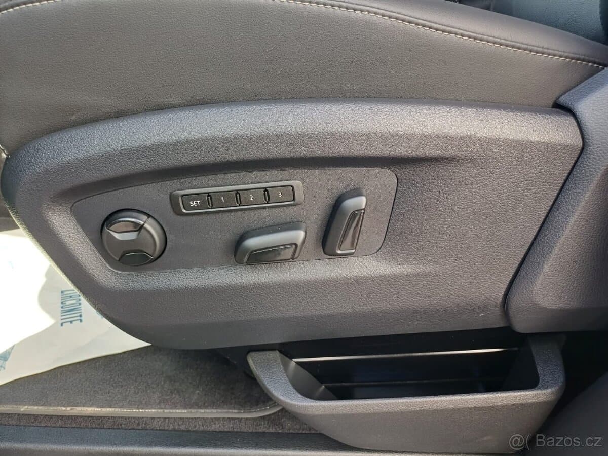 Volkswagen MULTIVAN - 11