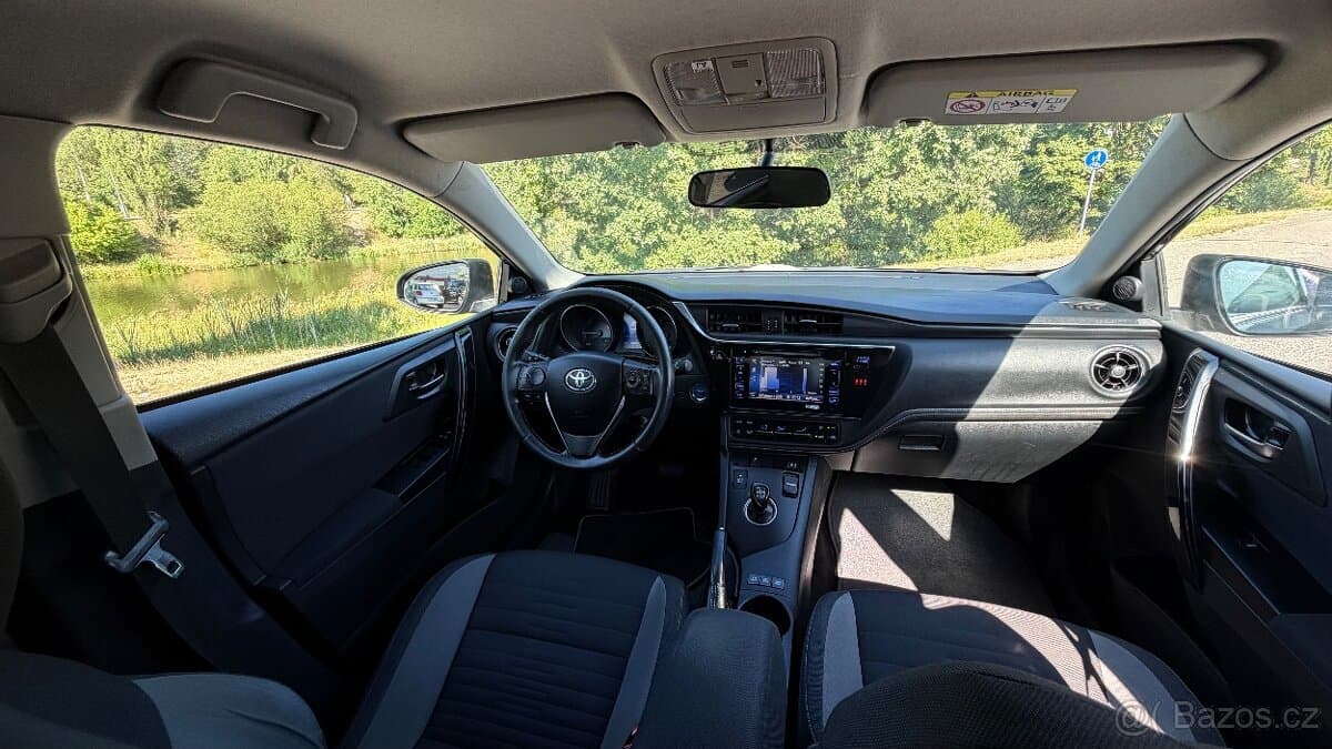 2016 Toyota AURIS - 11