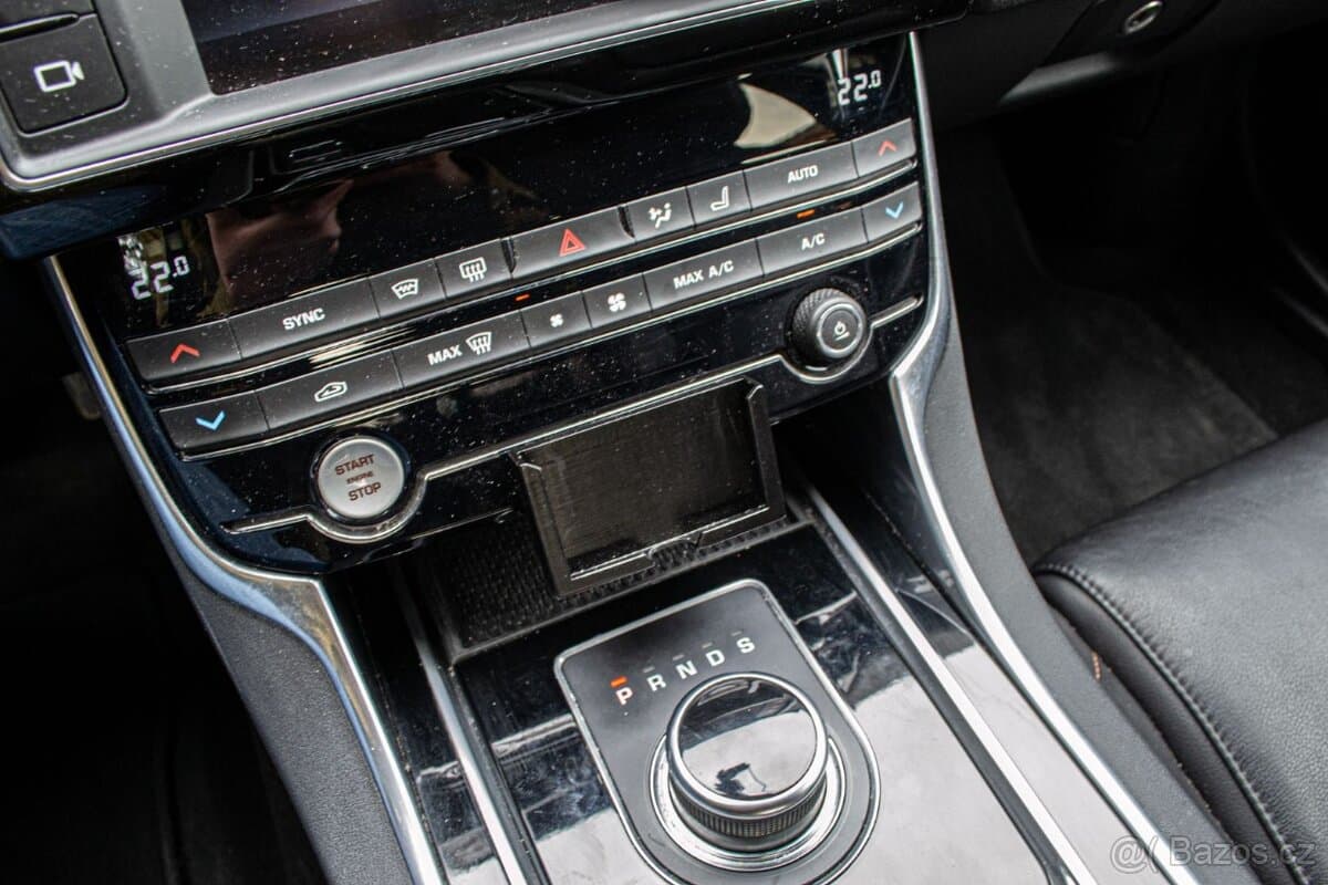 2017 Jaguar XE - 11