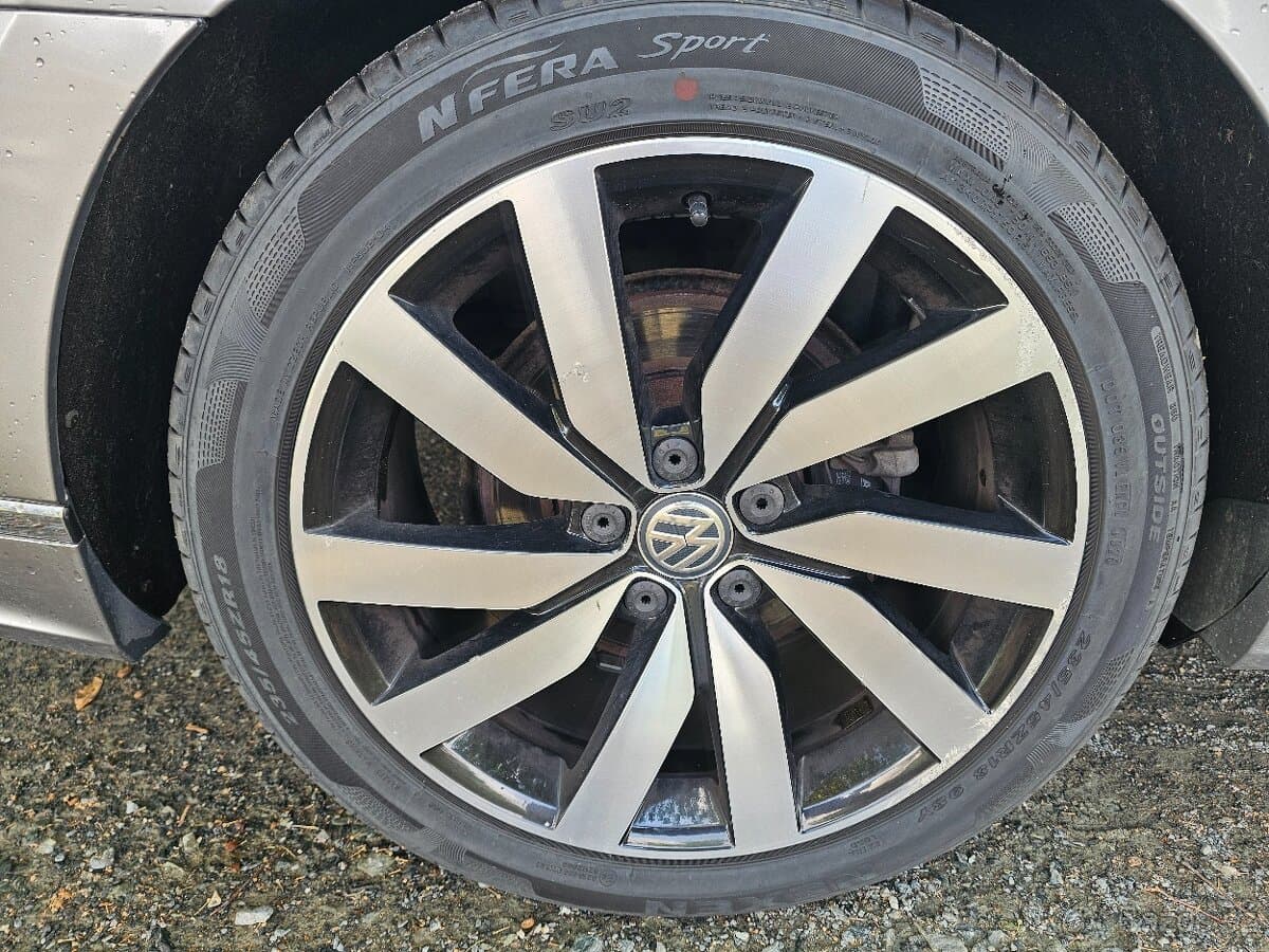 2018 Volkswagen PASSAT - 11