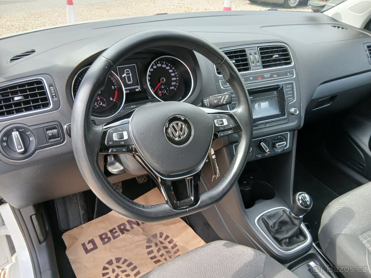 2015 Volkswagen POLO - 11